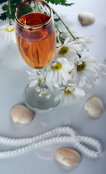 Cam şarap ve bir inci kolye — Stok fotoğraf