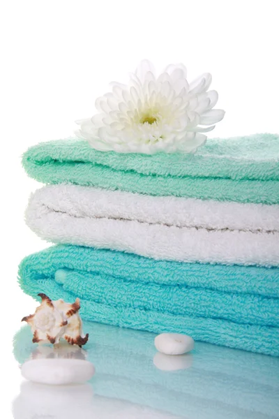 Ręczniki i biały kwiat — Zdjęcie stockowe