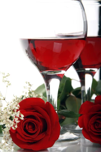 Hermosas Rosas de San Valentín y Vino —  Fotos de Stock