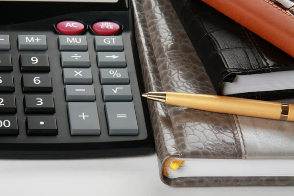 Cuadernos, lapicera y calculadora —  Fotos de Stock