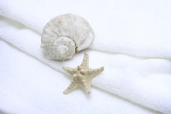 Toalha branca macia com estrela do mar — Fotografia de Stock