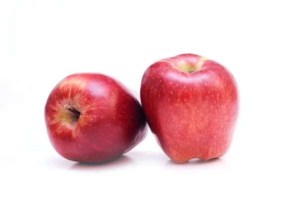 Zwei rote Äpfel isoliert — Stockfoto