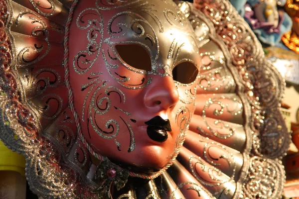 着色された装飾が施された伝統的なヴェネツィアのマスク — ストック写真