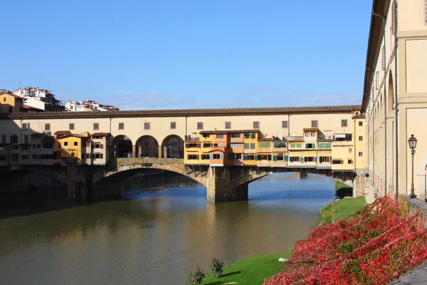 Ponte Vecchio híd Firenzében — Stock Fotó