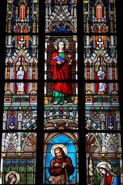 Buntglasfenster in St. Vitus, Prag — Stockfoto