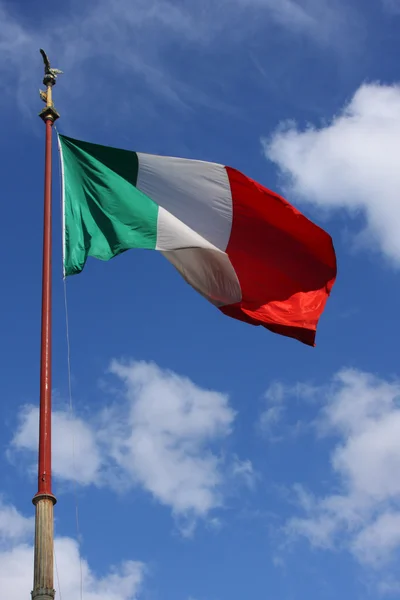 Luminosa bandiera italiana colorata su flagstaf — Foto Stock