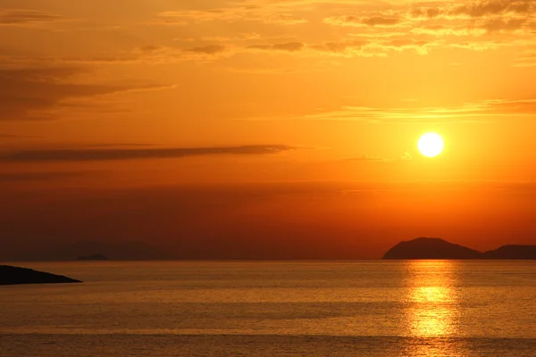 Coucher de soleil lumineux sur la mer Adriatique — Photo