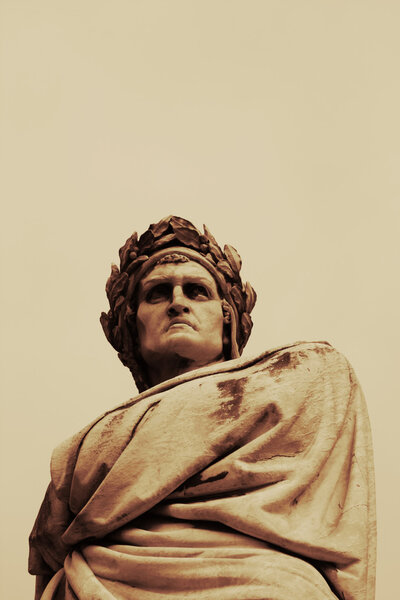 Скульптура Данте во Флоренции