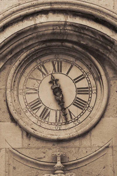 Уличные часы в хорватском городе Дубровник — стоковое фото
