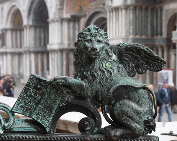 Скульптура крылатого льва — стоковое фото