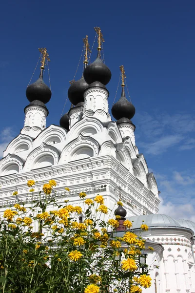 Russische traditionele middeleeuwse klooster — Stockfoto