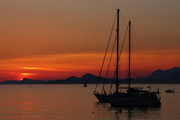 Coucher de soleil avec silhouette yacht — Photo