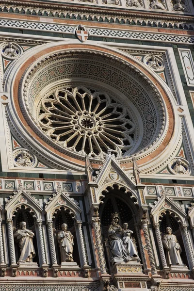 Detalhes arquitetônicos da catedral duomo — Fotografia de Stock
