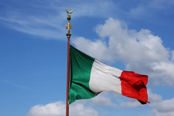 Bandeira italiana colorida brilhante no flagstaf — Fotografia de Stock