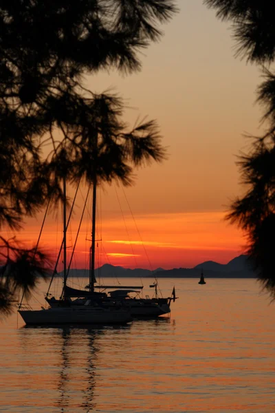 Захід сонця з силуетом яхти — стокове фото