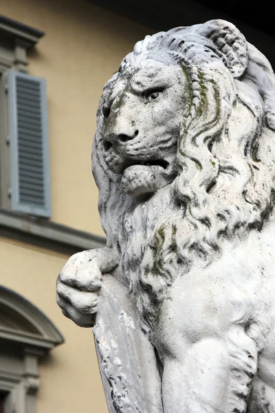 Escultura de león viejo —  Fotos de Stock
