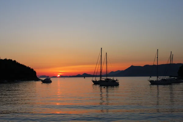 Solnedgång med yacht siluett — Stockfoto