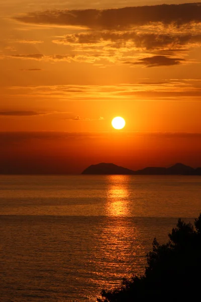 Pôr-do-sol brilhante sobre o mar Adriático — Fotografia de Stock