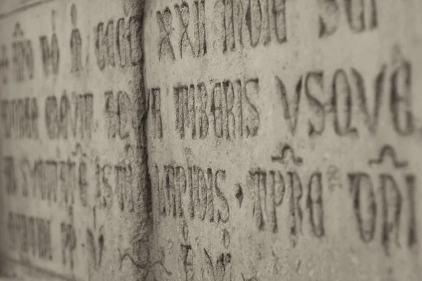 Mittelalterliche lateinisch-katholische Inschrift — Stockfoto