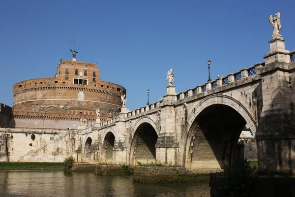 Ponte San Angelo e castelo em Roma — Fotografia de Stock