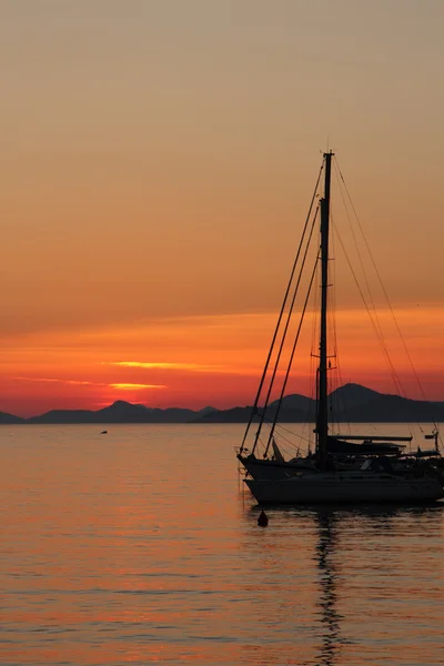 Sunset with yacht silhouette — Stock Photo, Image