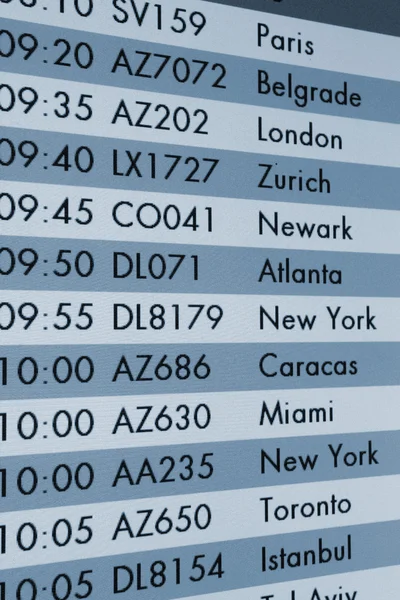 时间表显示在机场航站楼 — 图库照片