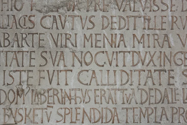Средневековая латинская католическая надпись — стоковое фото