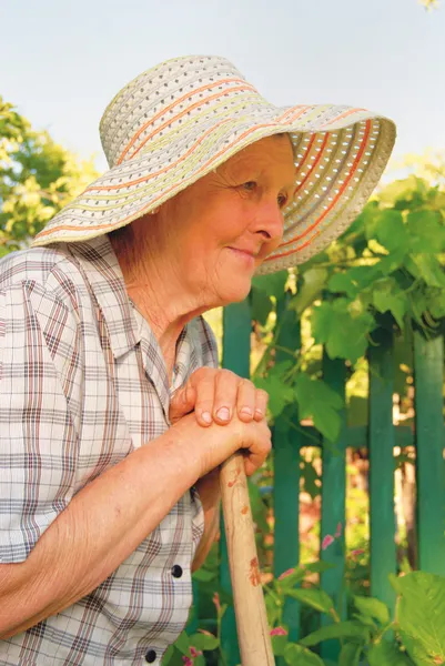 Stara kobieta pracuje w ogrodzie — Zdjęcie stockowe