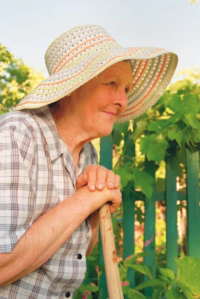 Anciana que trabaja en el jardín —  Fotos de Stock