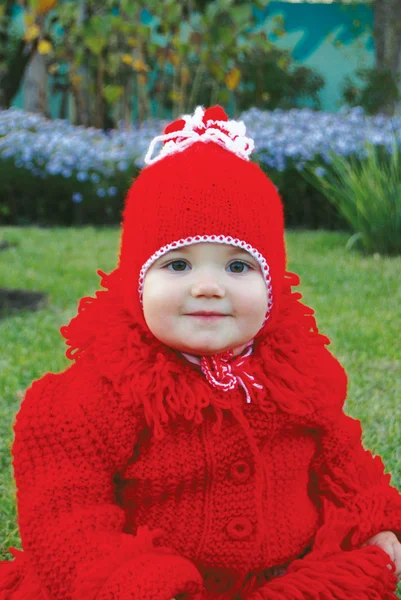 Kleines Mädchen in roter Kleidung — Stockfoto
