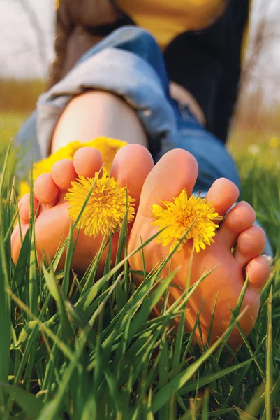 Füße auf dem Gras — Stockfoto
