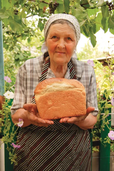 Новоиспеченный хлеб — стоковое фото
