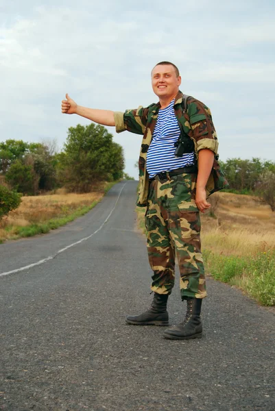Soldier hitchhiker — Stock Photo, Image