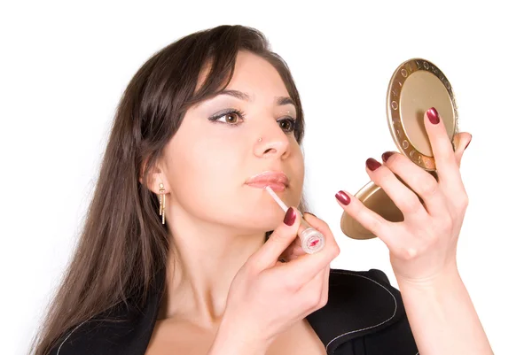 Piękna kobieta nakładająca szminkę — Zdjęcie stockowe