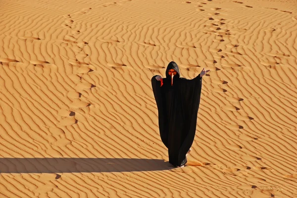 Девушка в костюме в пустыне — стоковое фото