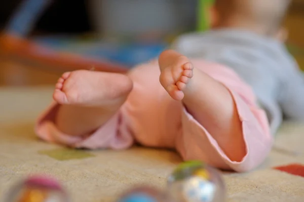Pequeños pies de bebé — Foto de Stock