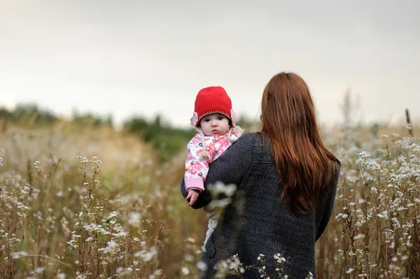 Mãe e seu bebê em um prado — Fotografia de Stock