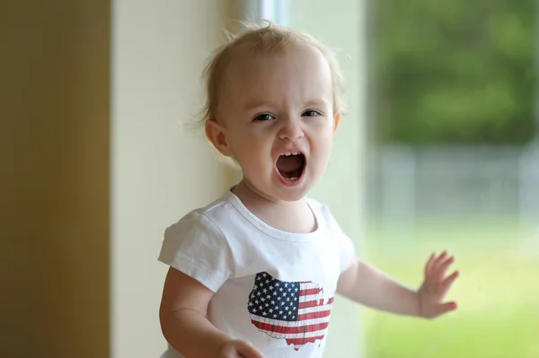 Lilla bebis ropar högt — Stockfoto