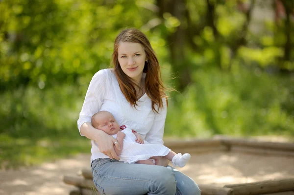 Mladá maminka drží její novorozence — Stock fotografie
