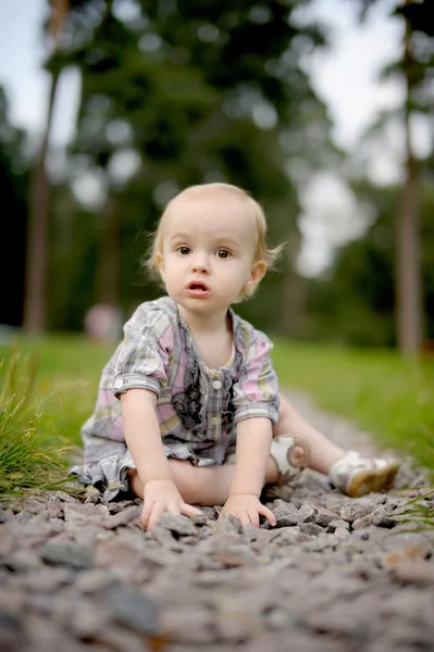 Pequeño bebé molesto en el callejón del parque —  Fotos de Stock