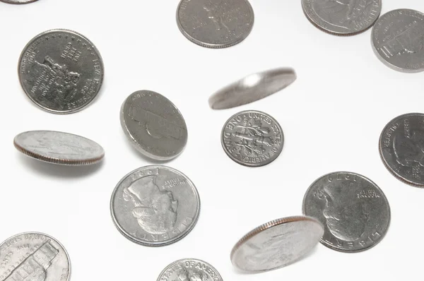 Faller oss mynt på isolerade bakgrund — Stockfoto