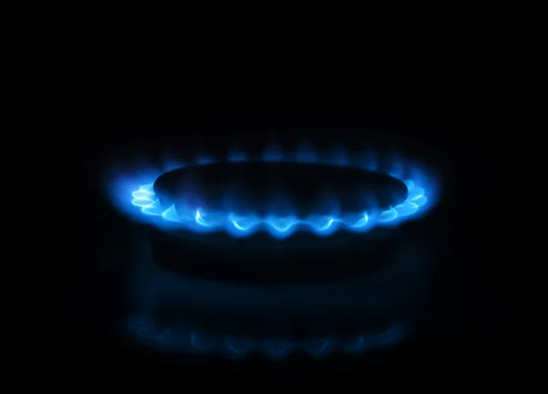 Queimador de gás com chamas no fundo escuro Fotos De Bancos De Imagens