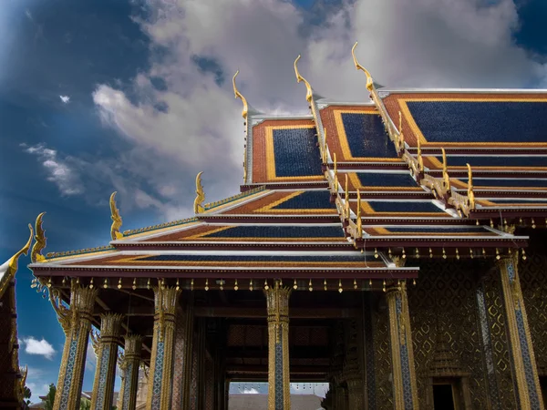 Templo en el área del Gran Palacio en Bangk — Foto de Stock