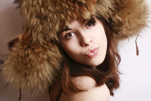 Ragazza con un berretto di pelliccia — Foto Stock