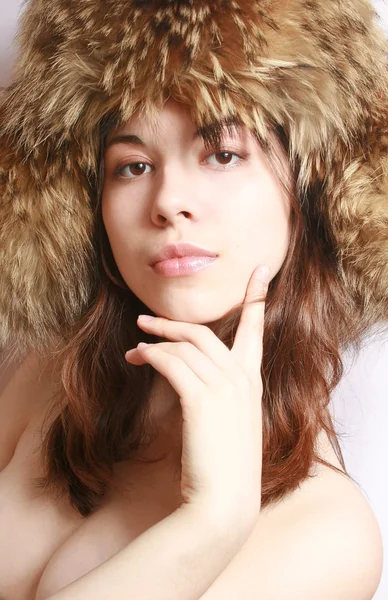 Meisje in een bont cap — Stockfoto