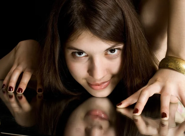 Portrét mladé černovlásky — Stock fotografie