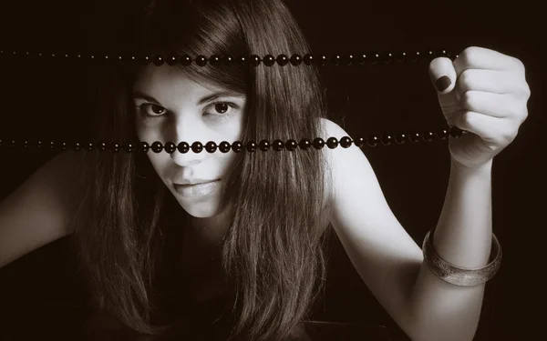 Portrét mladé černovlásky — Stock fotografie