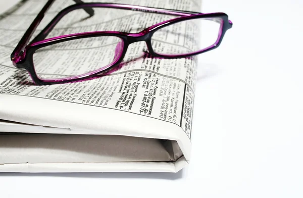 Εφημερίδα και γυαλιά. — Φωτογραφία Αρχείου