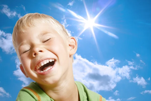 El niño, el sol y el cielo . — Foto de Stock