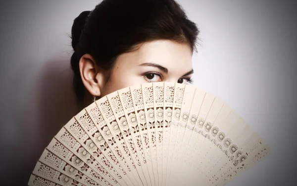 Portret van het meisje met een fan. — Stockfoto